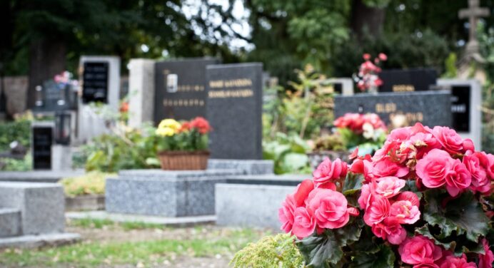 Коли у 2023 році відзначаються Гробки: що слід брати на кладовище і як себе поводити під час поминального дня 