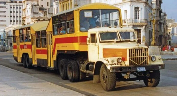 Кубинці й досі користуються виробами Кременчуцького автозаводу: прилаштували тягачі під громадський транспорт 