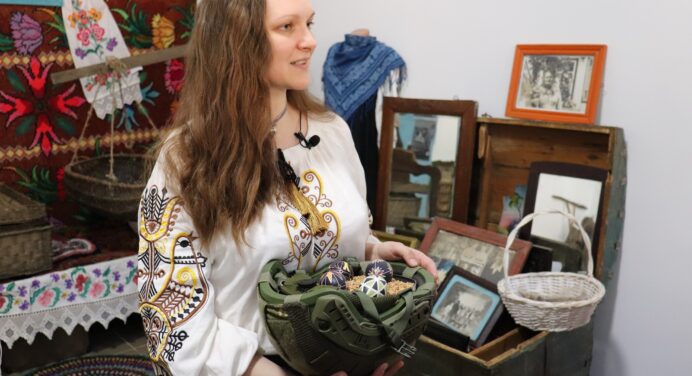 Писанки, намальовані за ескізами пращурів, презентували в Кропивницькому: навіщо поклали в солдатські шоломи 
