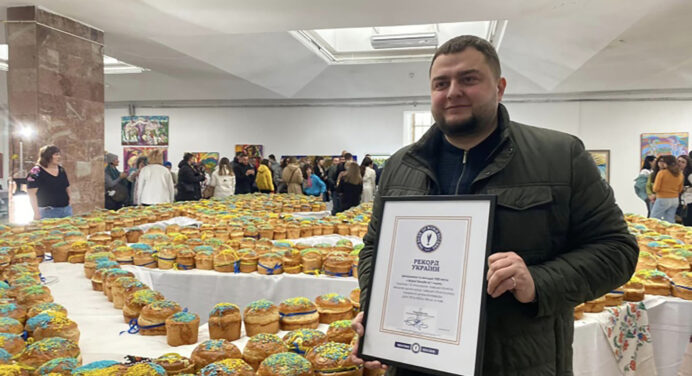 Попри війну українці знаходять час на встановлення рекордів: залучають паски, в’яжуть прапори, пишуть книжки 