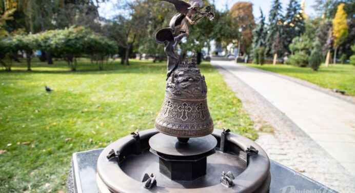 Чернігівець вирішив поцупити на Володимирській гірці фонтан: навіщо чоловіку здалася копія для незрячих 