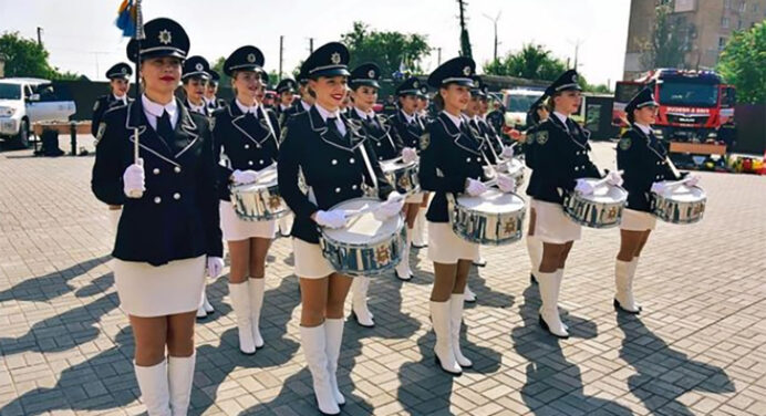 Маріупольські барабанниці обжилися в Кропивницькому: отримали нові барабани, форму й можливість виступати 