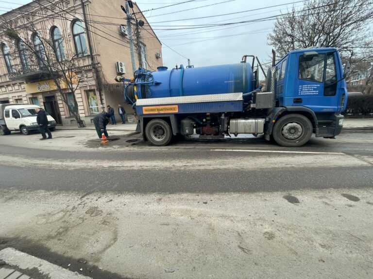 Працівники водоканалу знаходять у каналізації дивні речі