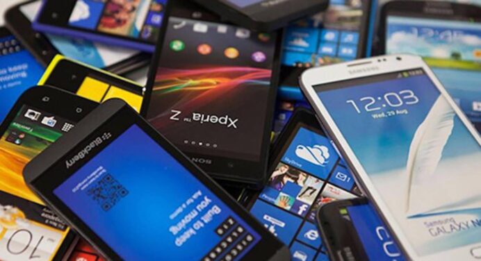 Не поспішайте викидати старий смартфон: він вам іще стане в пригоді як навігатор, будильник, пульт тощо 