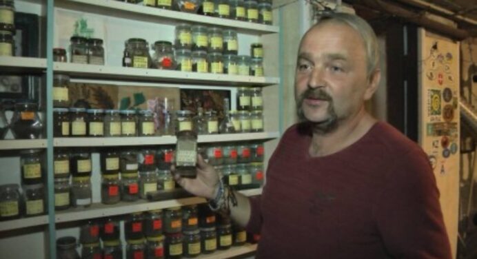 Замість шопінгу чоловік займається під час подорожей збором зразків: привозить землю й воду з різних місцин 