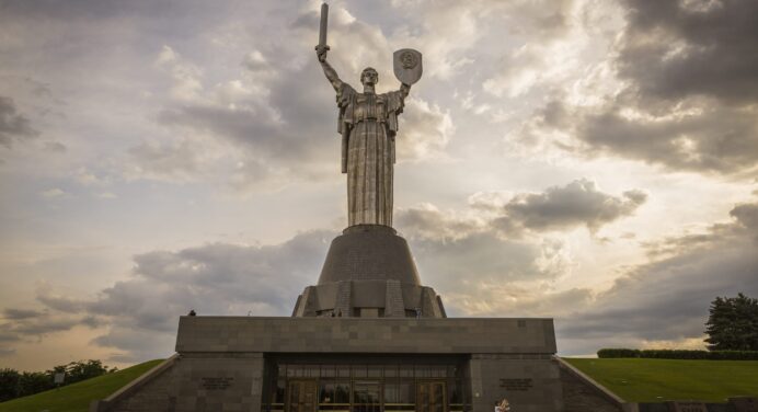 Радянський герб на Батьківщині-матері замінять тризубом: питання вирішене, гроші на реконструкцію знайдено 
