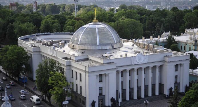 На українців чекають вагомі зміни: чоловіків мобілізують, дітям відмінять канікули, бабусям не дадуть пенсії 