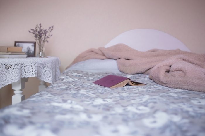 Рівень шуму та зручність ліжка здатні також впливати на сон