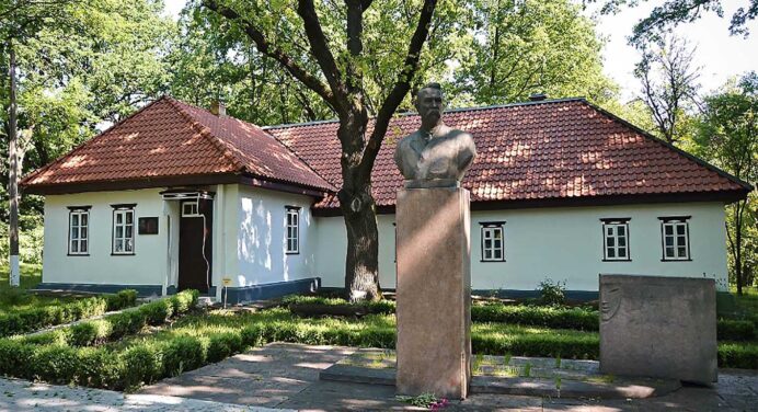 Відвідуємо пам’ятні місця, де жив і творив І.Карпенко-Карий: Хутір Надія, Арсенівка, Кропивницький тощо 