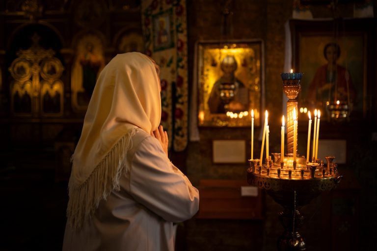 Експерти розповіли, у якому вигляді жінки мають відвідувати храм