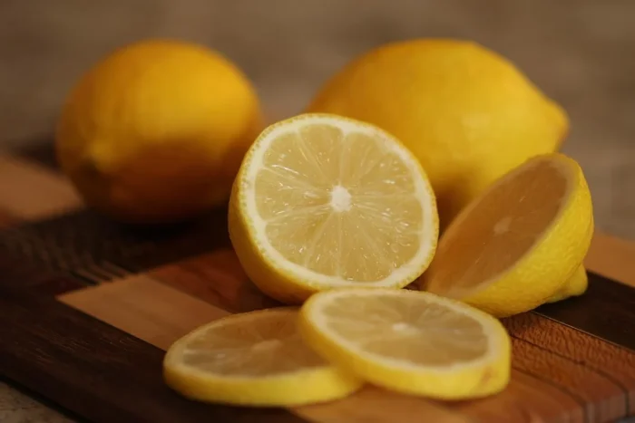 Шкірки з лимону можна використовувати для 