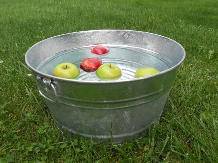 Яблука перед закладанням у банки треба ретельно помити