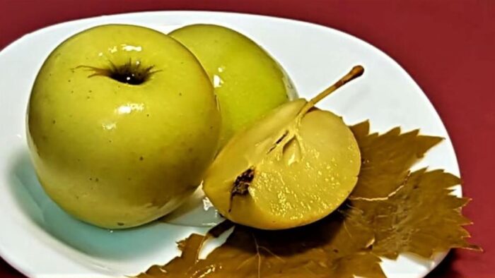 Рецепт квашених яблук за 10 хвилин