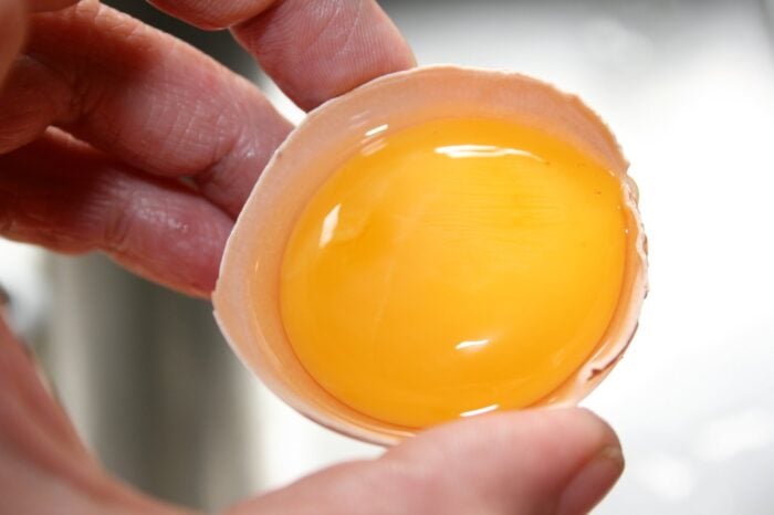 Колір жовтка впливає на смак та якість яєць: правда чи міф?