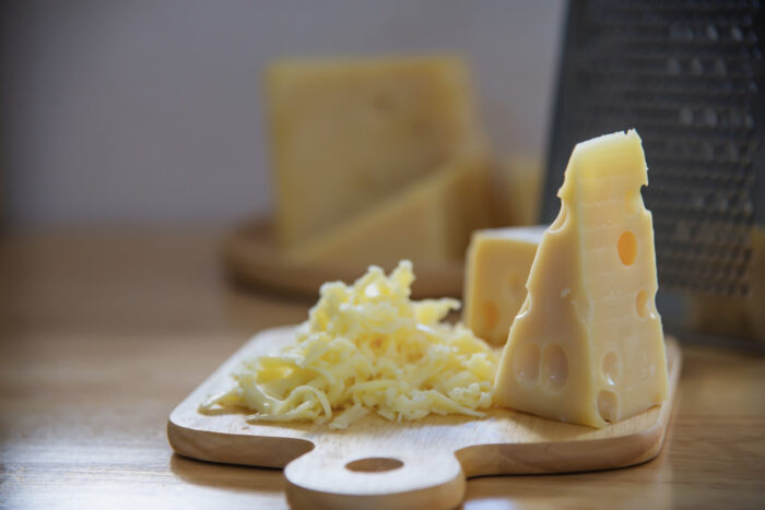 Правила натирання сиру на тертці