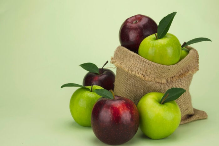 Щоб пиріг був смачнішим - використовуйте яблука різного кольору і смакових властивостей
