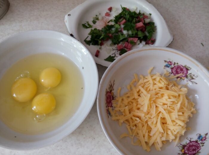 Складові для приготування салату з буряку: яйця та сир