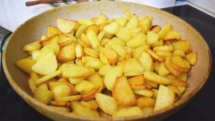 Смажена картопля буде хрумкою, якщо готувати її в добре розігрітій духовці