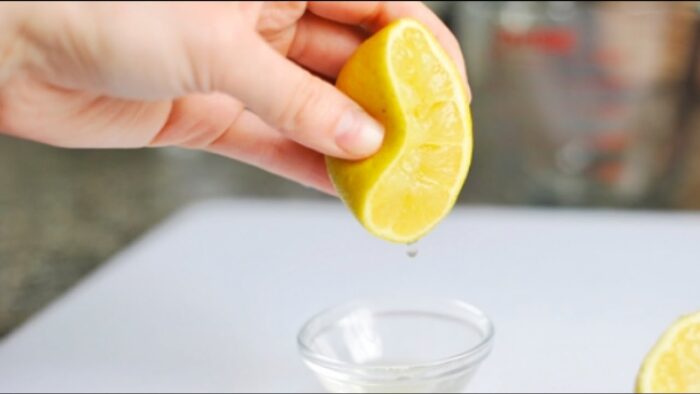 Як вичавити лимонний сік без розрізання
