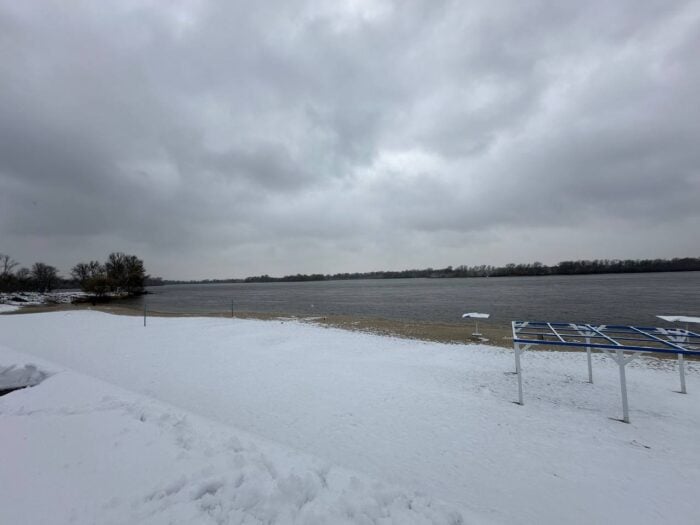 Дніпро в Кременчуці 2023 та сніг / Фото: редакція Один факт