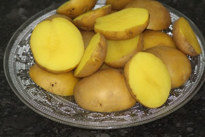 Варена картопля виходить смачнішою, якщо її приготувати з сорту із жовтою шкіркою