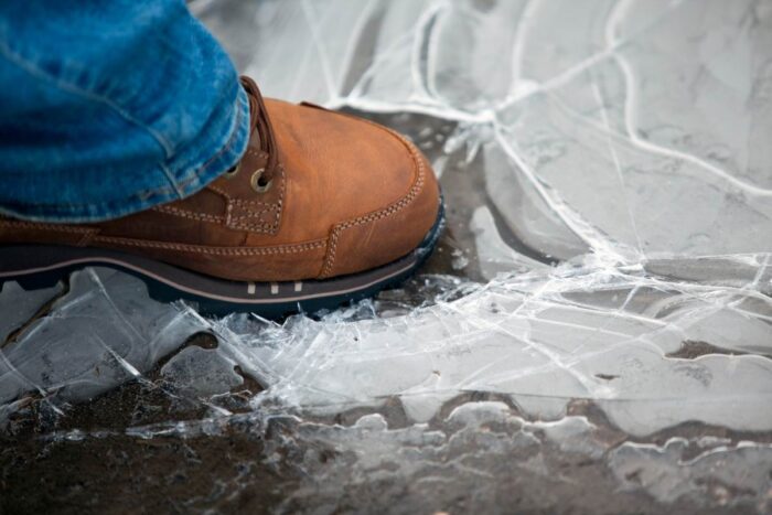 Суперклей - дієвий засіб проти ковзання підошви взуття під час ожеледі