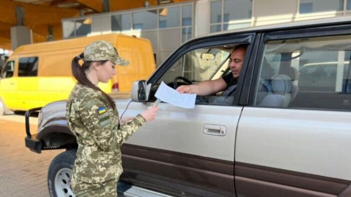 Скільки платять українські чоловіки, щоб виїхати за кордон