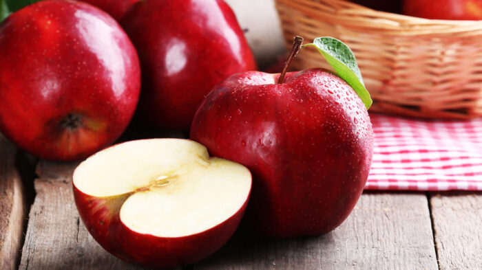Яблуко – головний інгредієнт майбутньої шарлотки