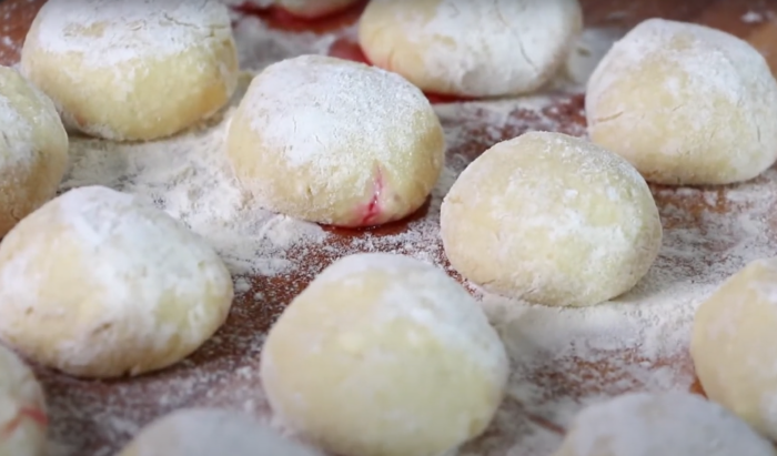 Високі, пухкі та неймовірно смачні пончики з вишнями на Різдво: простий рецепт