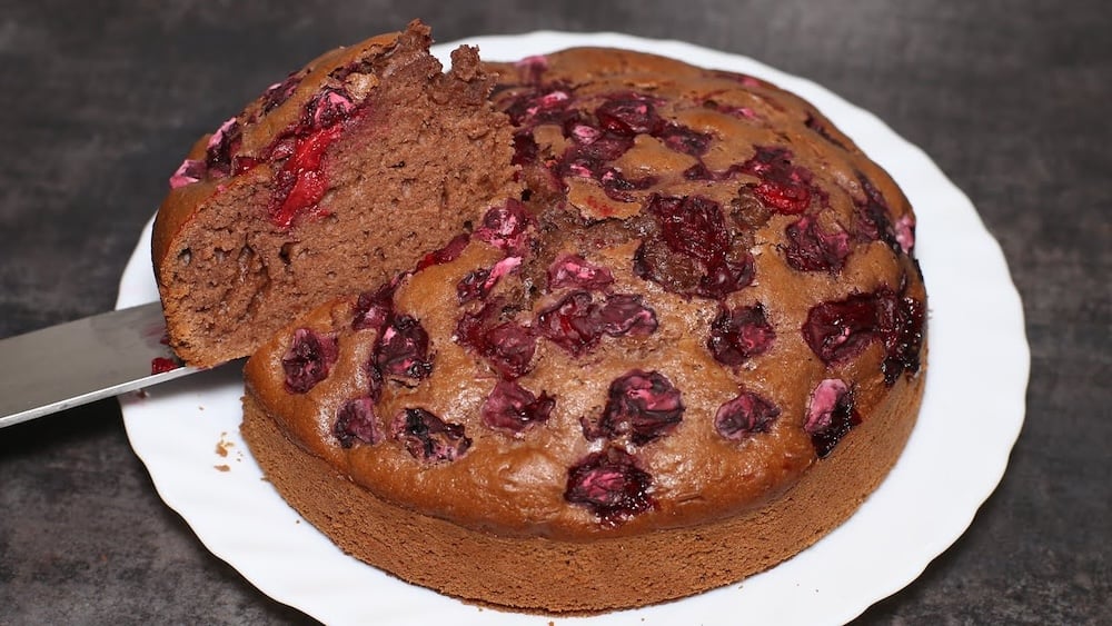Шоколадний пиріг із вишнею: покроковий рецепт