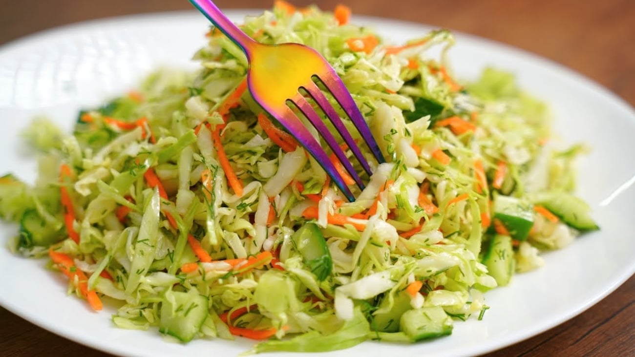 Вітамінний салат з капусти, яблук та інших інгредієнтів: покроковий рецепт