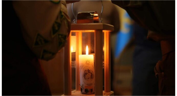 14 потягів “Укрзалізниці” везуть Вифлеємський вогонь по українських містах, а в столиці його вже зустріли 