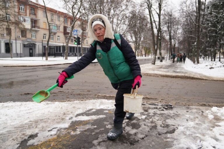 Чим посипати доріжки біля будинку під час ожеледиці