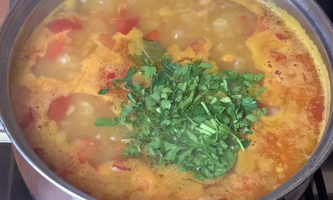 Суп із куркою та сочевицею на обід: покроковий рецепт