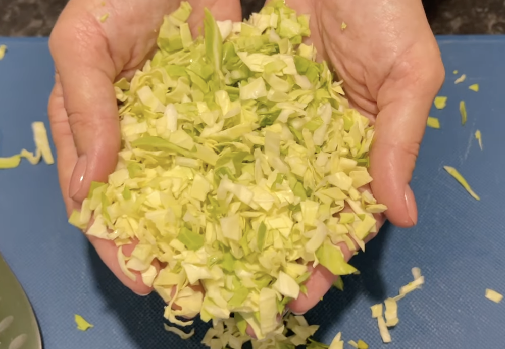 Рецепт оладок із капусти: з одного качана виходить багато порцій