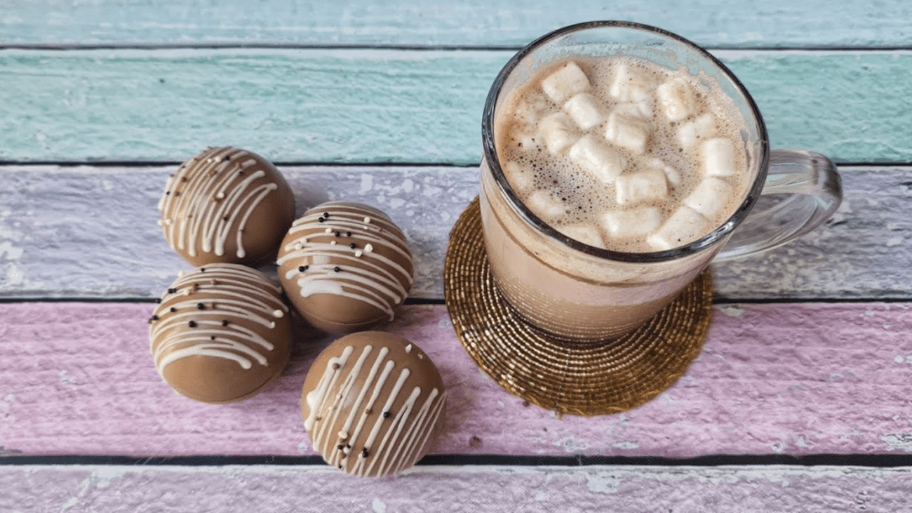 Бомбочки для кофе с маршмеллоу. Шоколадный шар с маршмеллоу. Шоколадный шар с маршмеллоу. Шоколадные бомбочки с маршмеллоу. Шоколадные бомбочки с маршмеллоу.