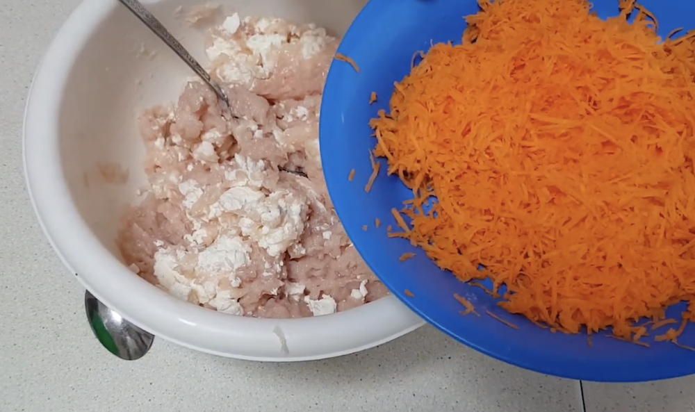 Покроковий рецепт курячих котлет із домашнім сиром та морквою: дієтична та смачна страва