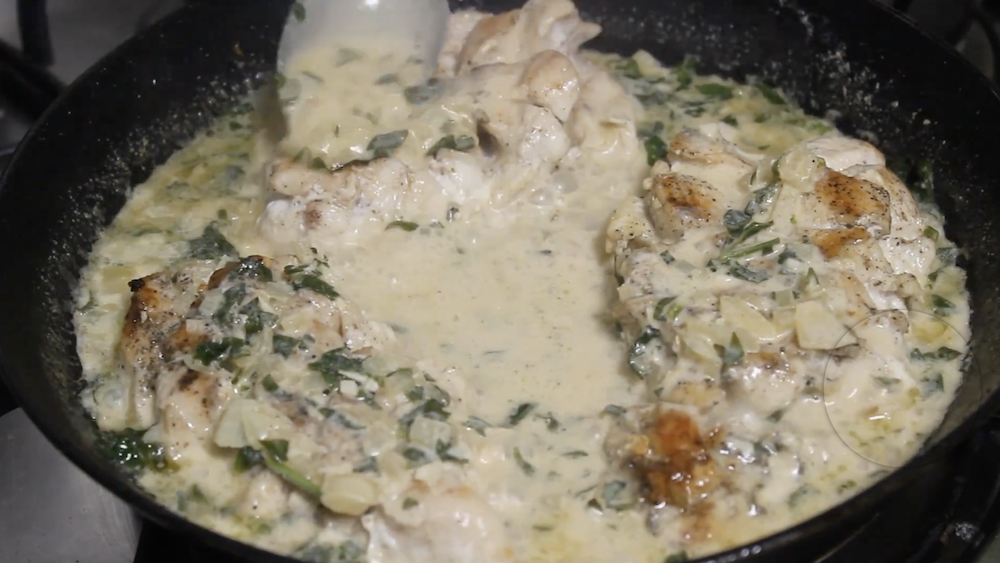 Покроковий рецепт курячого філе у вершковому соусі: смачна та швидка вечеря
