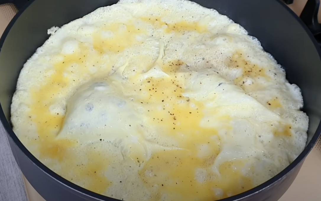 Сніданок за 5 хвилин: "сендвіч" на сковороді з яєць, лаваша, та того, що лишилося в холодильнику