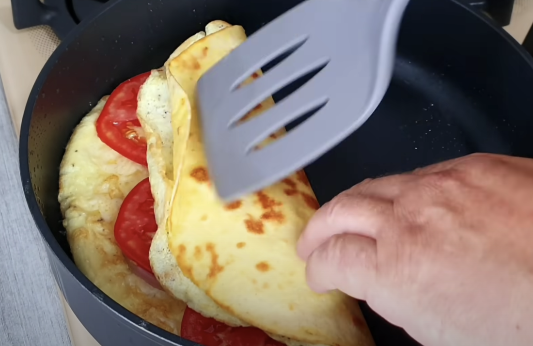 Сніданок за 5 хвилин: "сендвіч" на сковороді з яєць, лаваша, та того, що лишилося в холодильнику