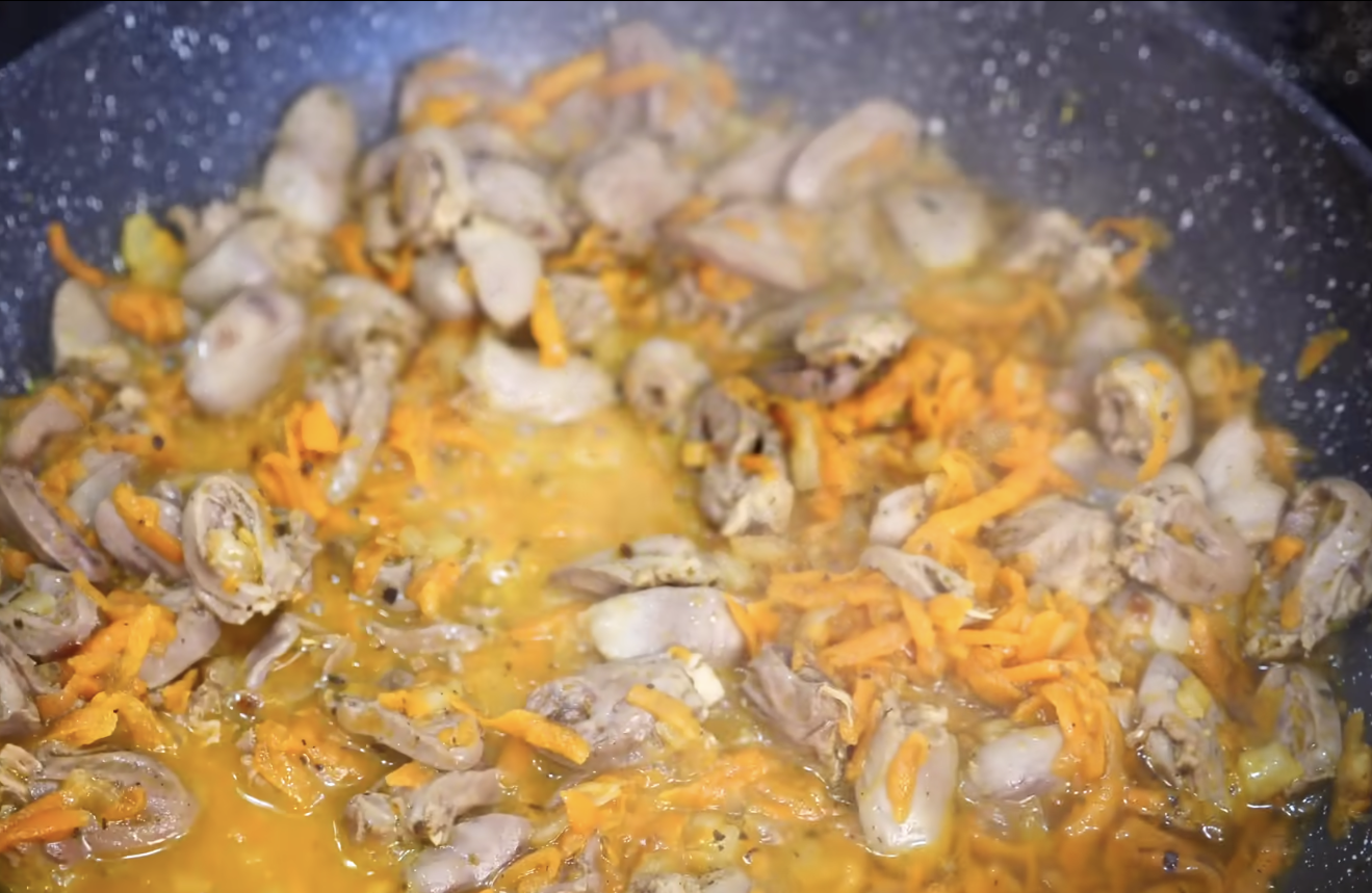 Покроковий рецепт приготування супу з сердечками, вермішеллю і плавленим сирком