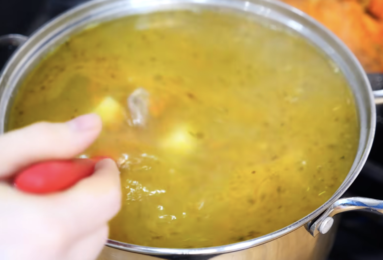 Покроковий рецепт приготування супу з сердечками, вермішеллю і плавленим сирком