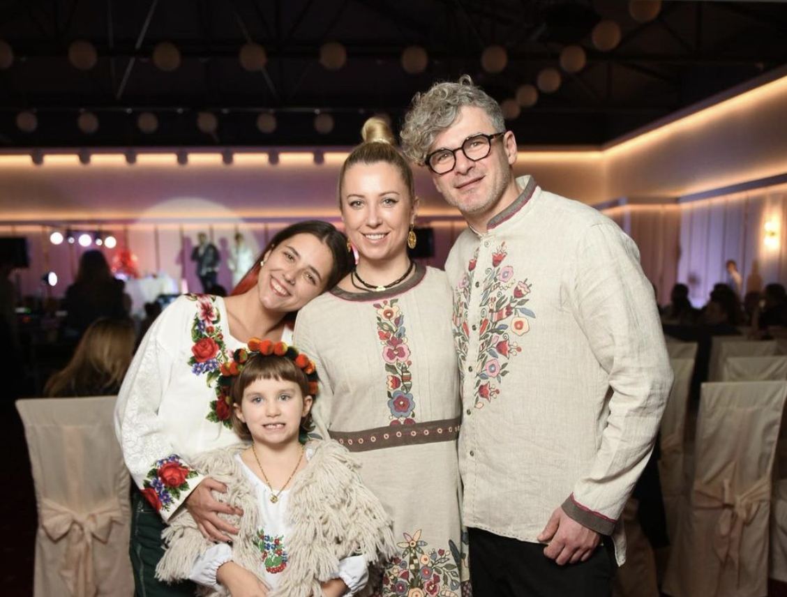Тоня Матвієнко з Арсеном Мірзояном та доньками: старшою Уляною та молодшою Ніною