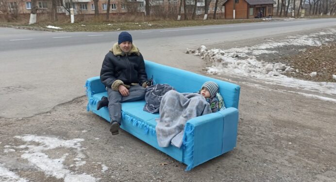 Переселенець розсікає вулицями Заліщиків на блакитному дивані: перехожі аж роти від подиву роззявляють 