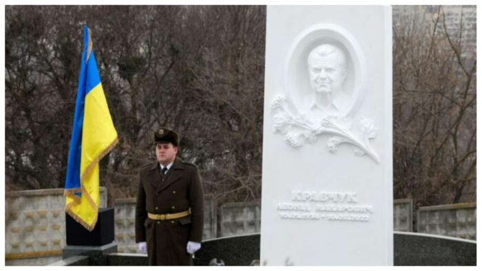 Меморіал на Байковому цвинтарі, присвячений пам'яті Леоніда МакаровичаКравчука