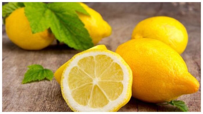 Як вичавити сік лимону власноруч, без соковитискача