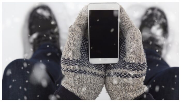 Щоб смартфон швидео не розряджався - на морозі тримайте його ближче до тіла - в кармані