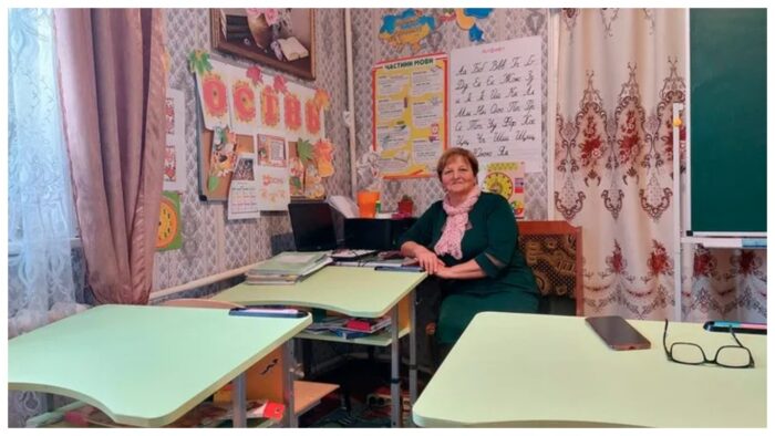 Віра Миколаївна із селища Прибинь вчить школярів у себе вдома