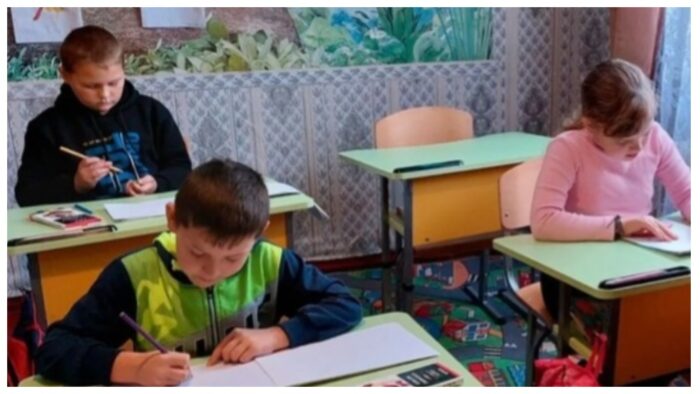 В селищи Прибинь на Чернігівщині діти навчаються в будинку вчительки
