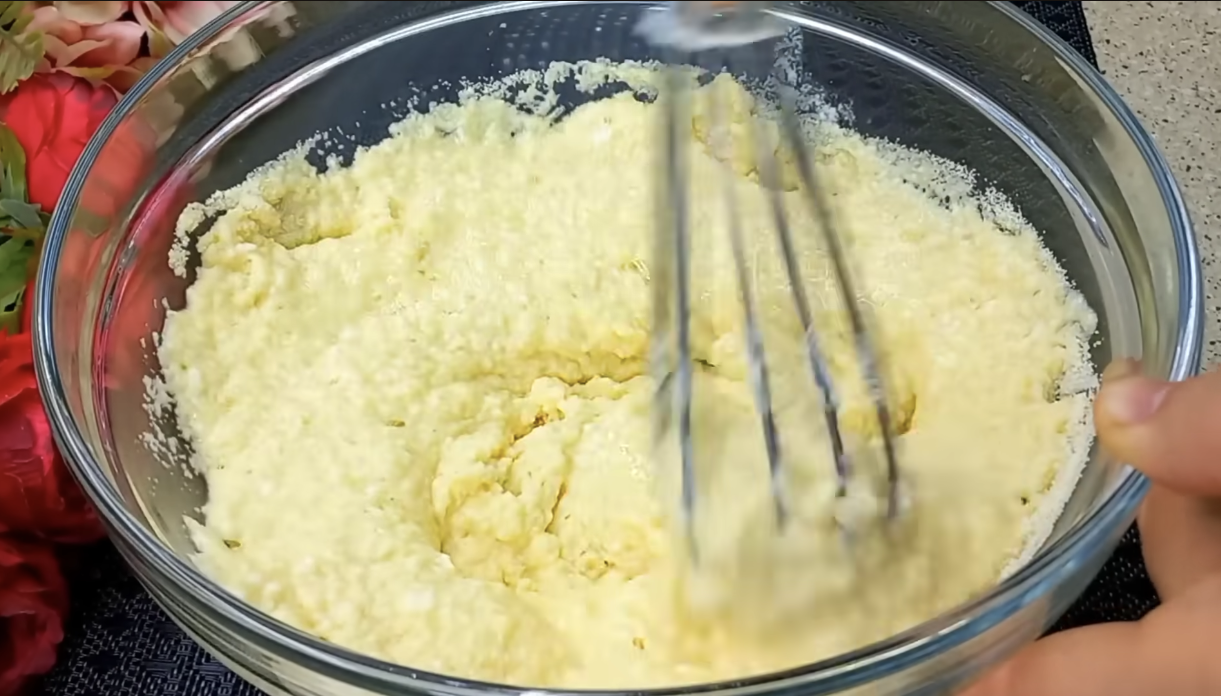 Як приготувати оладки на кефірі без борошна: гора смакоти за 5 хвилин